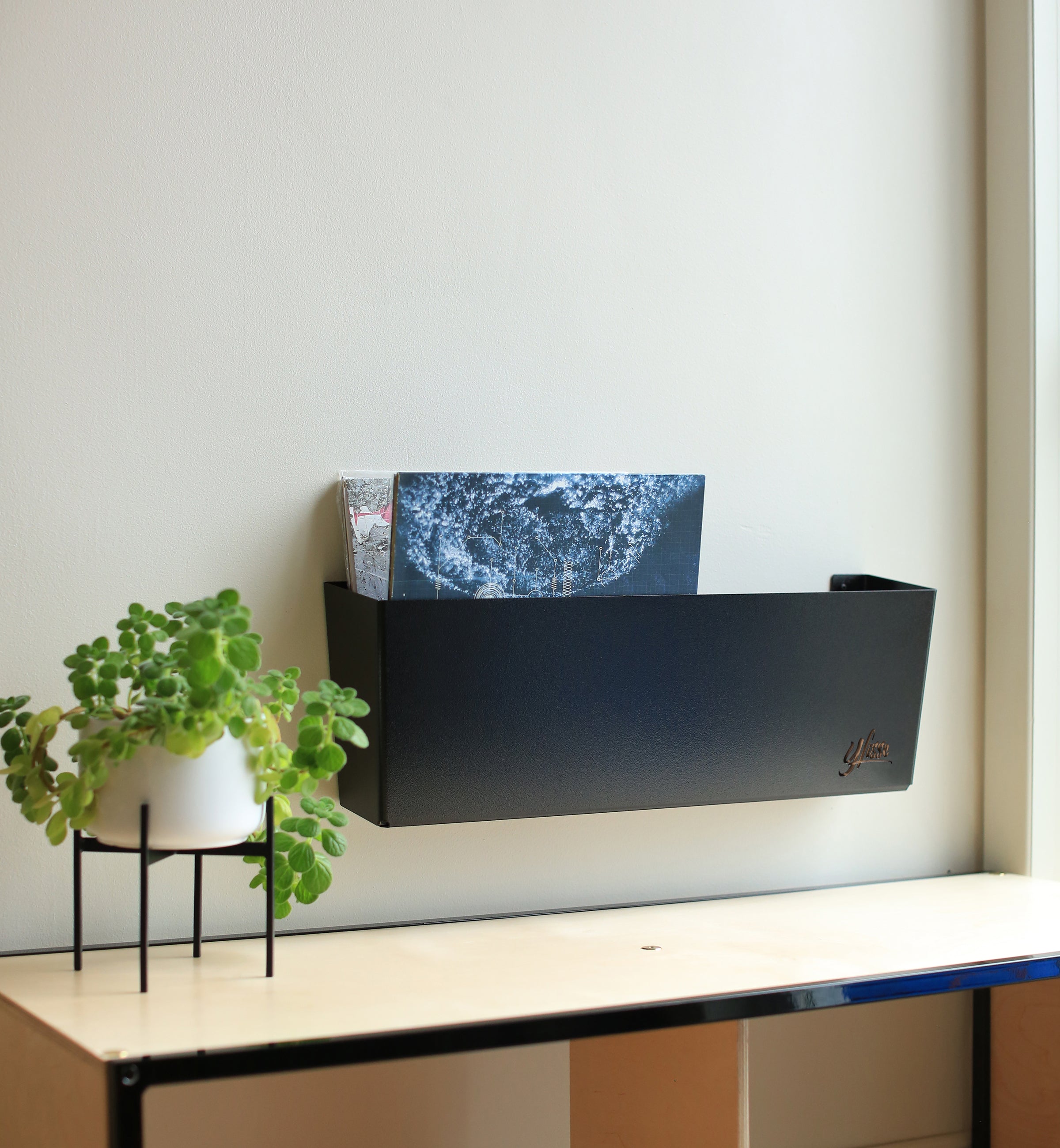 Black wall mounted Shoe Rack Support livre noir